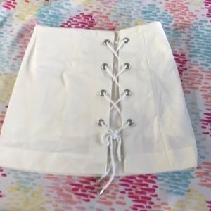 White mini skirt with side tie